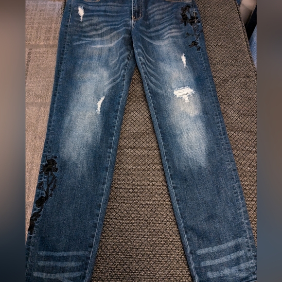KanCan Women's Denim Jeans With Embroidered Black Flowers Size 13/30 - Picture 3 of 4